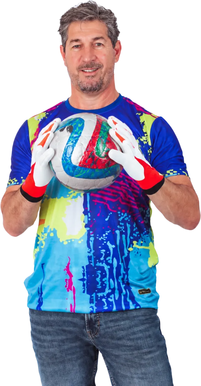 Goleiro Sérgio de uniforme, com luvas, segurando a bola